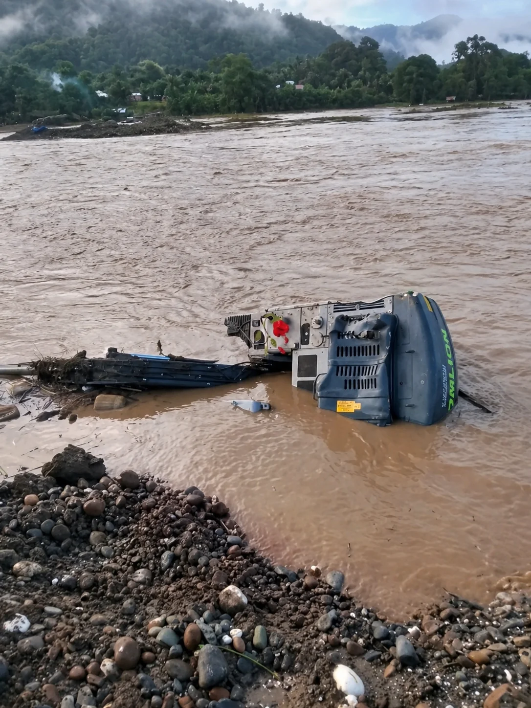 Aktivitas Tambang Ilegal Picu Banjir Bandang di Sarolangun, Puluhan Alat Berat Terseret Arus – Detiktoday.com