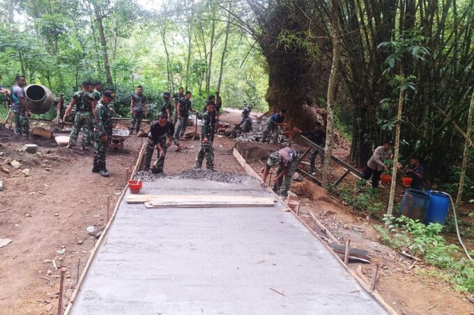 Program TMMD Hampir Selesai, Semangat Gotong-Royong Satgas TMMD Trenggalek Tak Surut