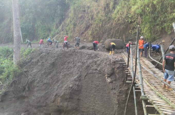 Longsor dan Banjir Terjang Balong, TNI-Polri dan Warga Bangun Jembatan Darurat
