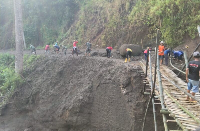 Longsor dan Banjir Terjang Balong, TNI-Polri dan Warga Bangun Jembatan Darurat