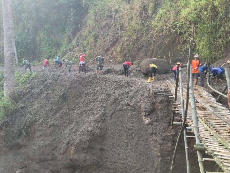 Longsor dan Banjir Terjang Balong, TNI-Polri dan Warga Bangun Jembatan Darurat