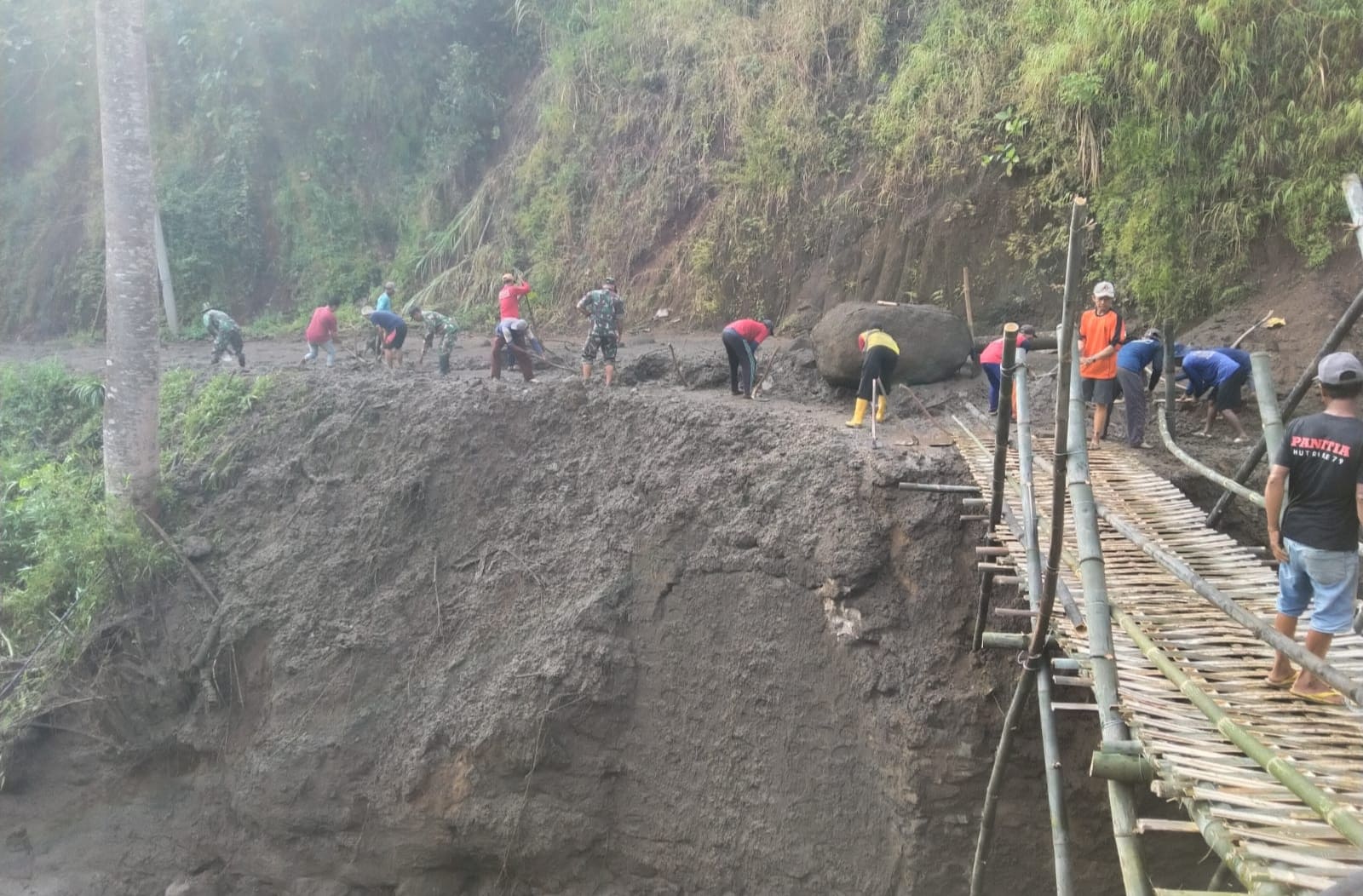 Longsor dan Banjir Terjang Balong, TNI-Polri dan Warga Bangun Jembatan Darurat