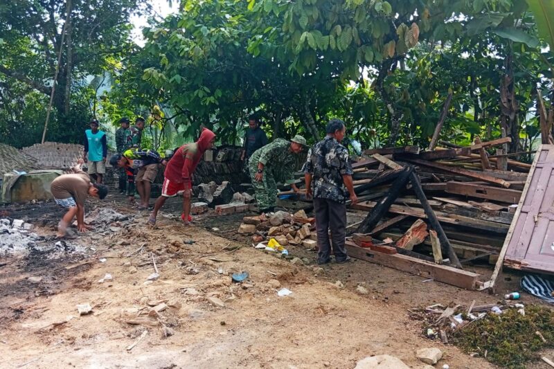 Gotong-Royong TNI dan Warga, Warnai Renovasi Rumah Mbah Giyem di Trenggalek