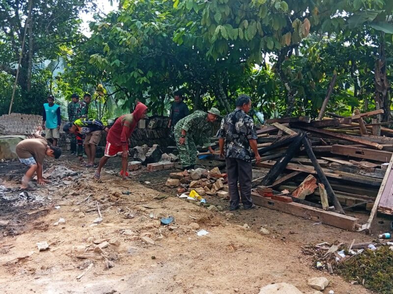Gotong-Royong TNI dan Warga, Warnai Renovasi Rumah Mbah Giyem di Trenggalek