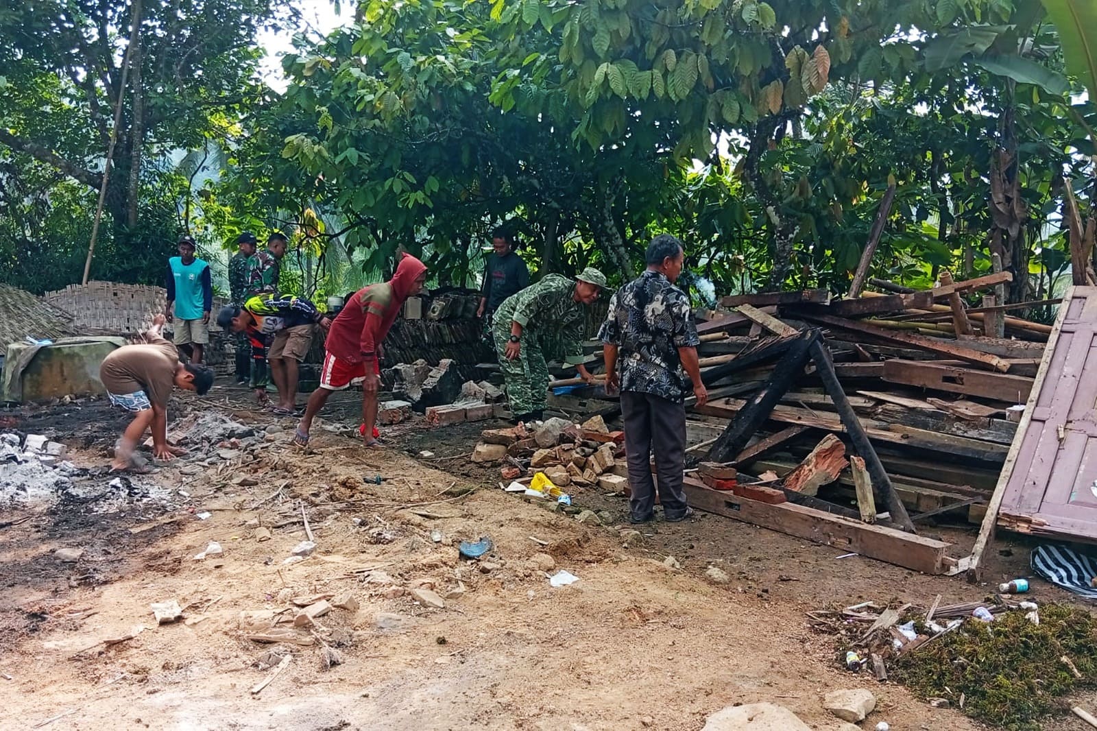 Gotong-Royong TNI dan Warga, Warnai Renovasi Rumah Mbah Giyem di Trenggalek