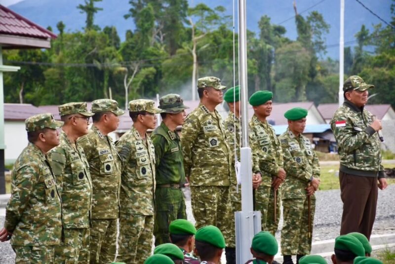 Wapang TNI Dampingi Menhan RI Tinjau Kesiapan Yonif TP 805/KSW di Papua Barat