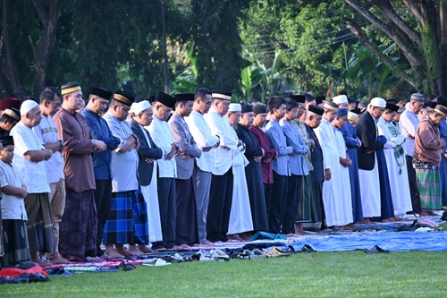 Idul Adha Penuh Makna di Lanud Sultan Hasanuddin, Ribuan Warga Ikuti Sholat Id dan Berbagi Kebahagiaan Melalui Kurban