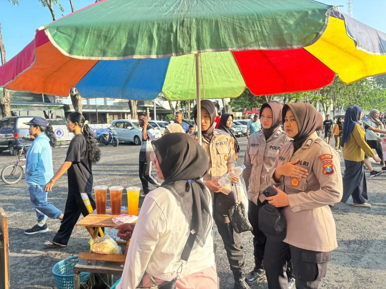 Polwan Polresta Sidoarjo Sapa Warga di Car Free Day Alun-alun – Detiktoday.com