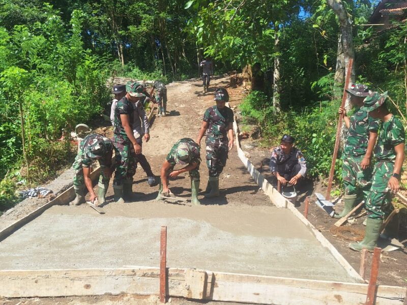 Satgas TMMD Kebut Rabat Jalan Penghubung Dua Desa