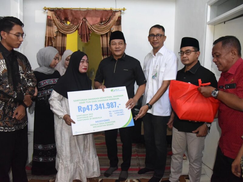 Bupati Sidoarjo Serahkan Santunan BPJS kepada Almarhum Kades Buncitan dan Keluarga Korban Kecelakaan – Detiktoday.com