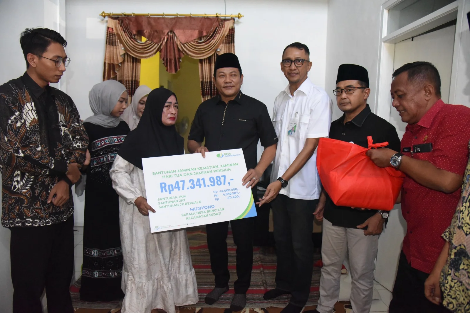 Bupati Sidoarjo Serahkan Santunan BPJS kepada Almarhum Kades Buncitan dan Keluarga Korban Kecelakaan – Detiktoday.com