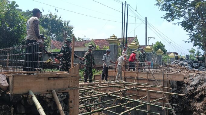 Babinsa Joho Bersama Warga Bangun Jembatan Klampok 1, Kerjakan Begesting dan Pengecoran Bantalan
