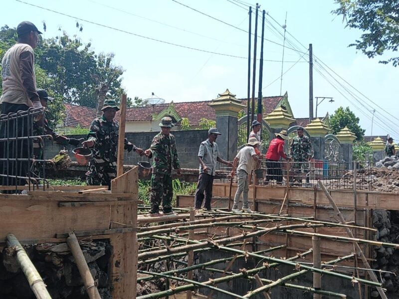 Babinsa Joho Bersama Warga Bangun Jembatan Klampok 1, Kerjakan Begesting dan Pengecoran Bantalan