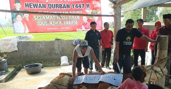 ‎700 Warga Terima Paket Daging Kurban dari PDI Perjuangan Kebumen