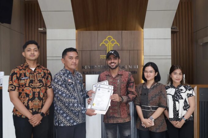 Menuju Italia, Mahasiswa UNJA Asal Pakistan Gunakan Layanan Apostille Kanwil Kemenkum Jambi – Detiktoday.com