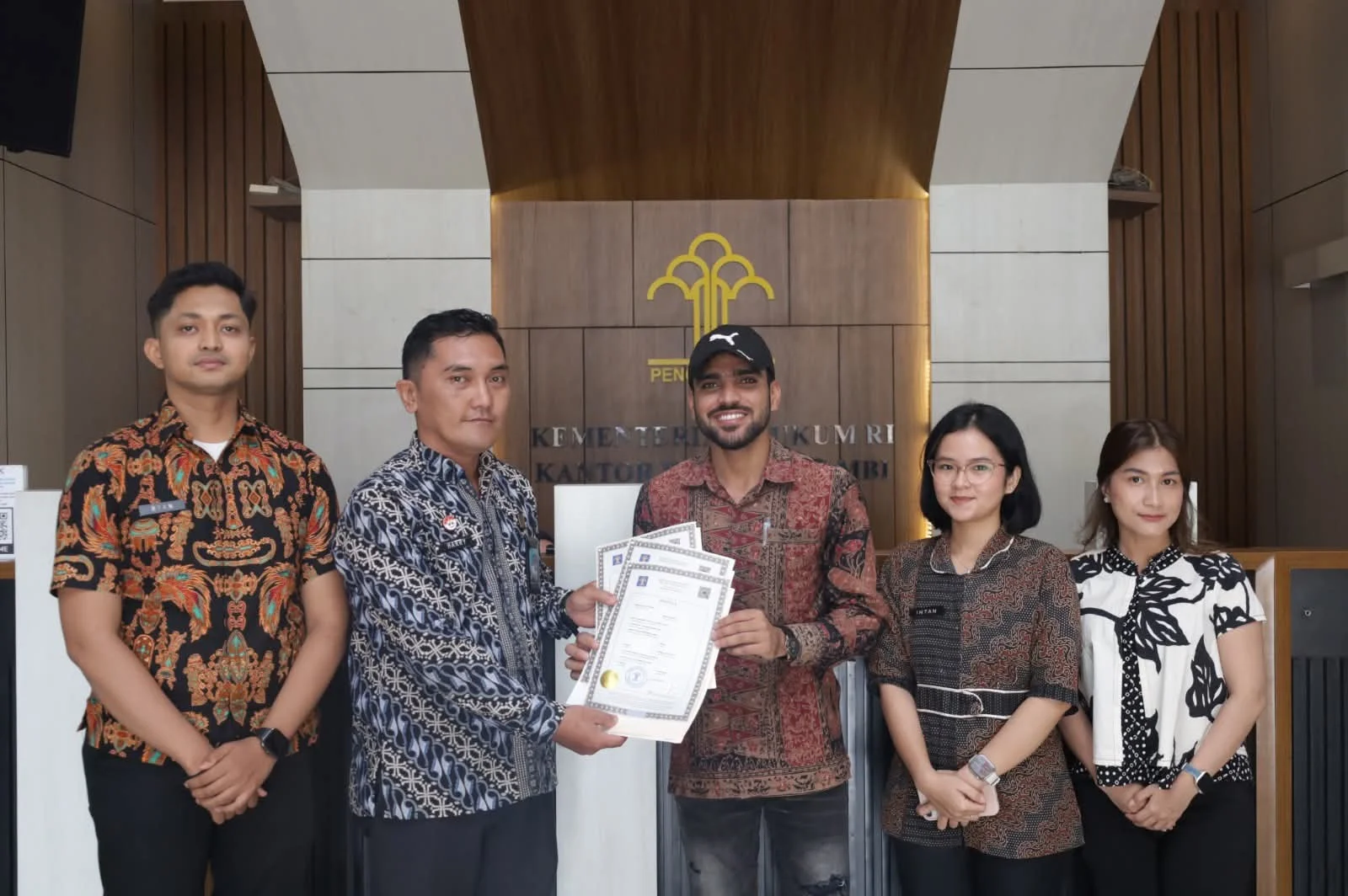 Menuju Italia, Mahasiswa UNJA Asal Pakistan Gunakan Layanan Apostille Kanwil Kemenkum Jambi – Detiktoday.com