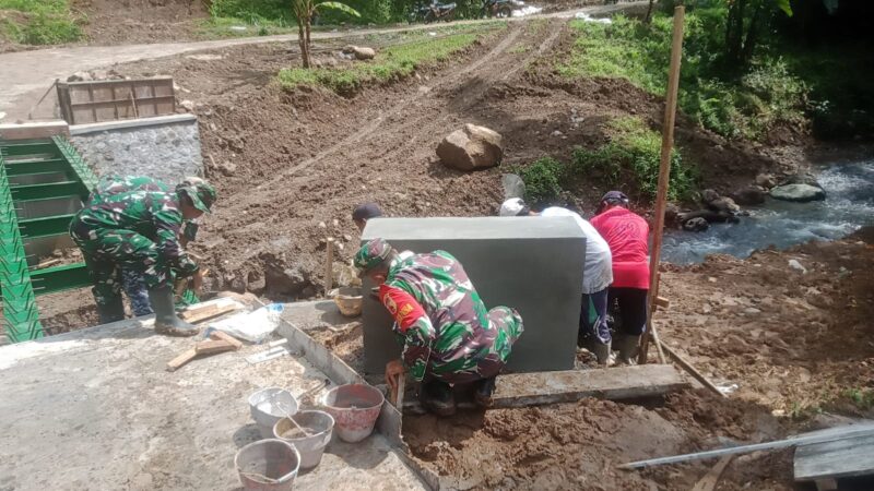 Babinsa Gondanggunung Gotong-Royong Bersama Warga, Percepat Pembangunan Jembatan Garuda