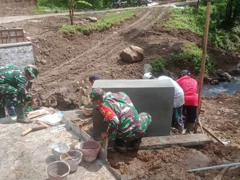 Babinsa Gondanggunung Gotong-Royong Bersama Warga, Percepat Pembangunan Jembatan Garuda