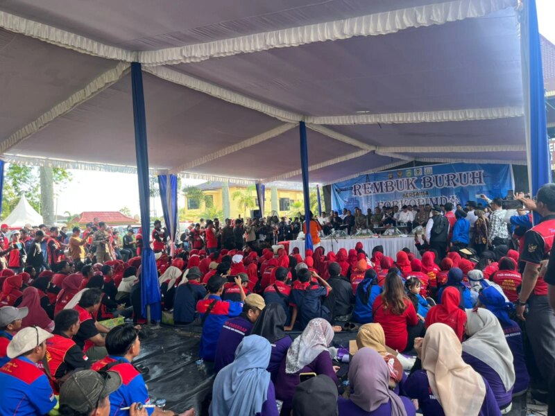 Buruh Duduk di Lantai, Forkopimda di Atas Panggung – Detiktoday.com