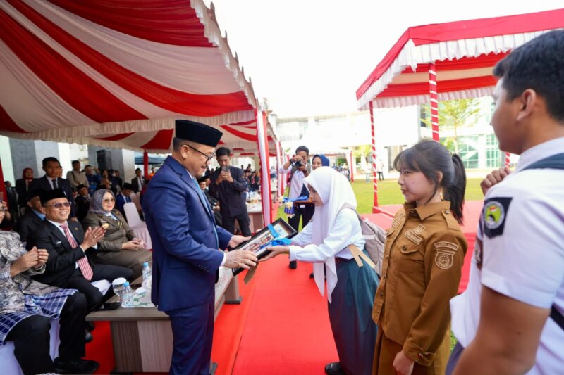 Upacara Hardiknas 2026, Gubernur Sulbar Gaungkan Transformasi Pendidikan Berbasis Digital – Detiktoday.com