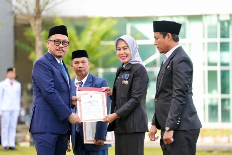 Suhardi Duka Beri Penghargaan kepada ASN Penggerak Pendidikan Sulbar – Detiktoday.com