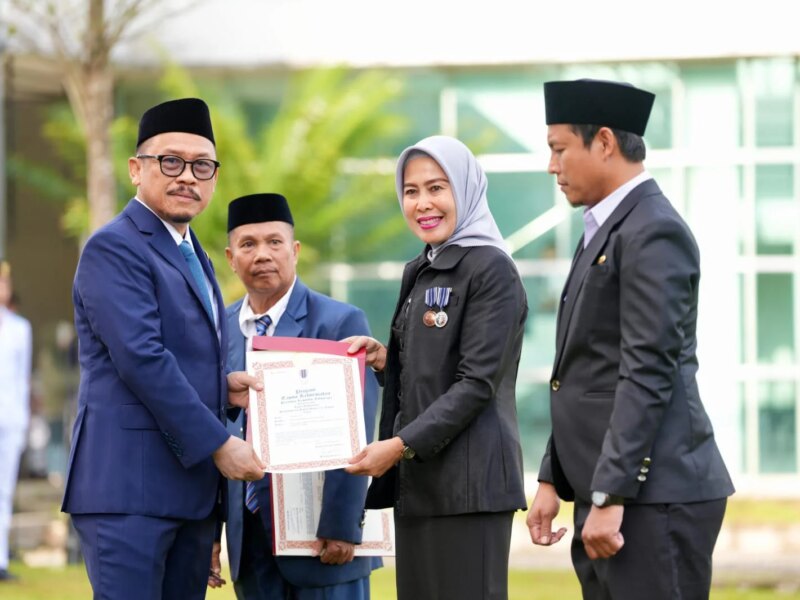 Suhardi Duka Beri Penghargaan kepada ASN Penggerak Pendidikan Sulbar – Detiktoday.com