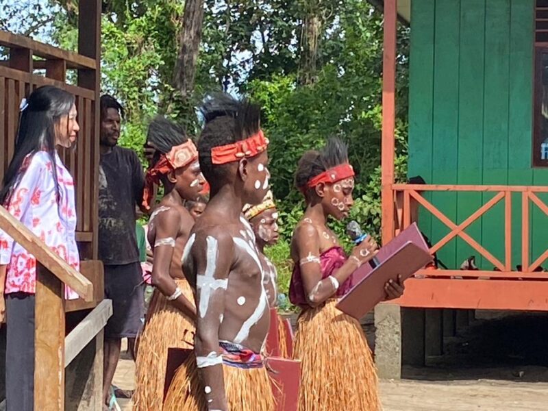 Antusiasme Tinggi Warnai Upacara Hardiknas di SD Naena Kekwa Bersama Satgas TMMD Kodim 1710/Mimika