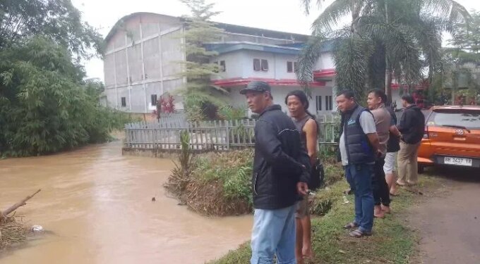 Camat Andika Tinjau Sungai Sari Bakti Meluap, Pinggir Jalan di Alam Barajo Jambi Tergerus Usai Hujan Semalaman – Detiktoday.com