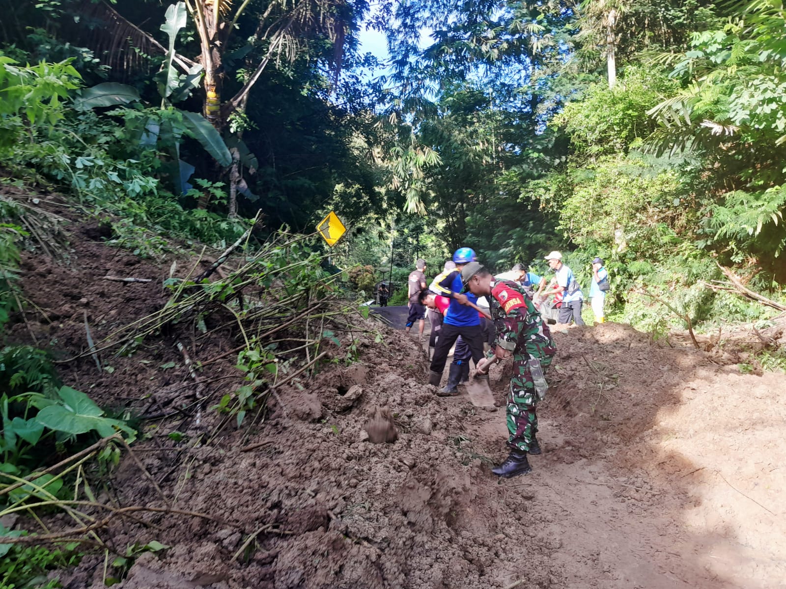 Tanah Longsor Menutup Jalan, Babinsa Kodim Ponorogo Ikut Kerja Bakti