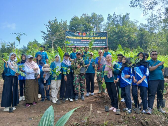 SMPN 1 Gandusari Bersama Satgas TMMD, Tanam Alpukat dan Sukun