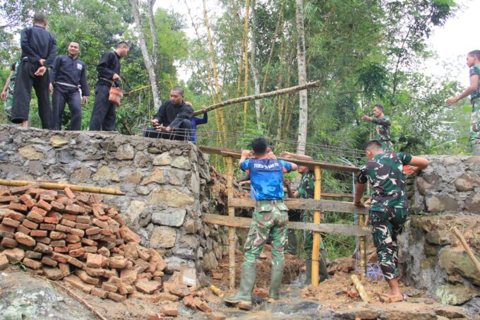 PSHT Bantu Satgas TMMD Kerjakan Proyek Jembatan