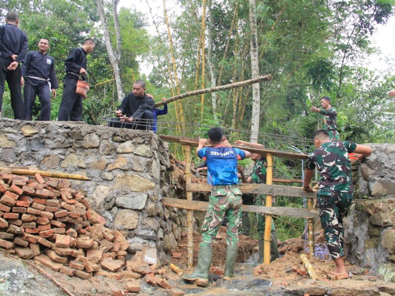 PSHT Bantu Satgas TMMD Kerjakan Proyek Jembatan