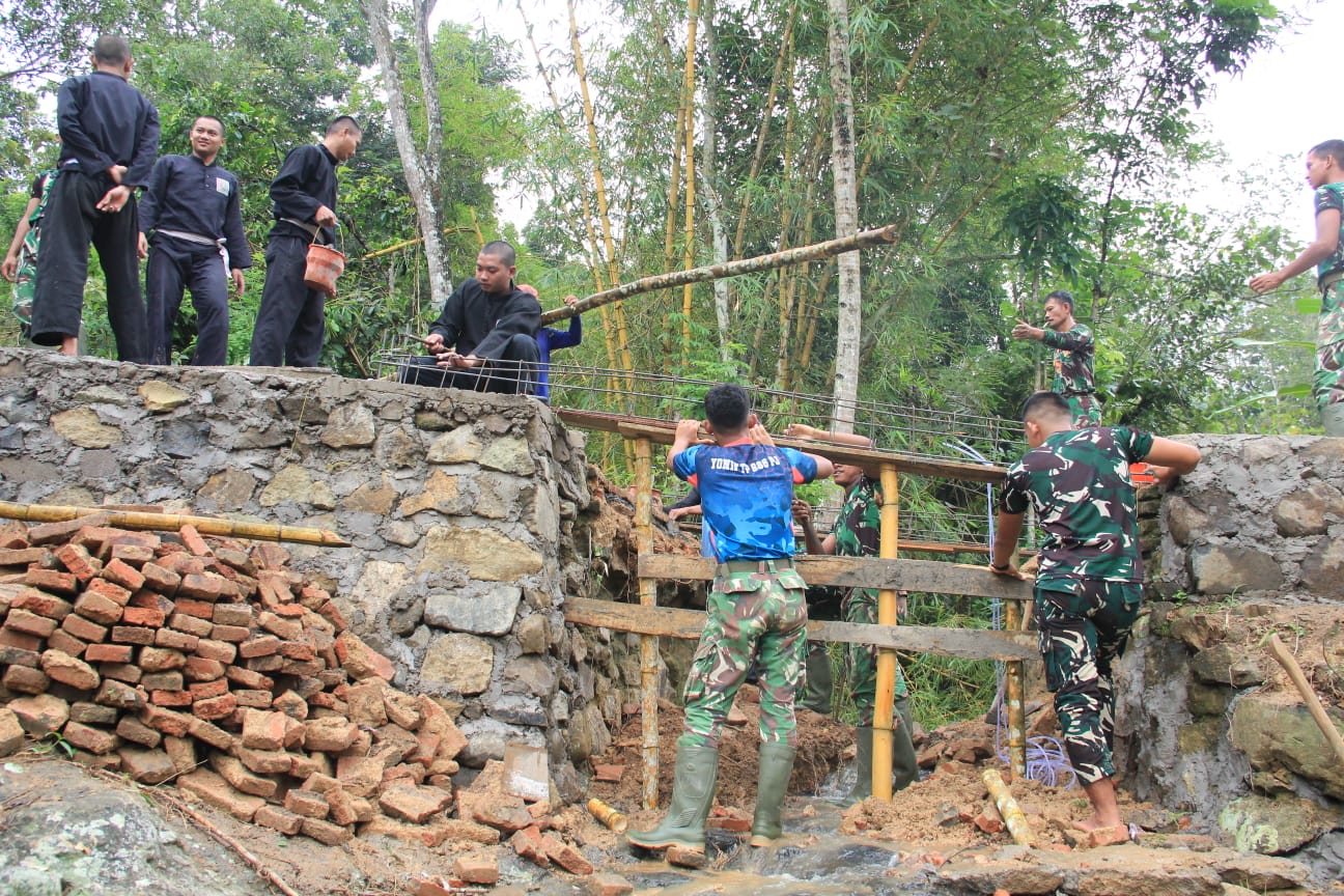 PSHT Bantu Satgas TMMD Kerjakan Proyek Jembatan