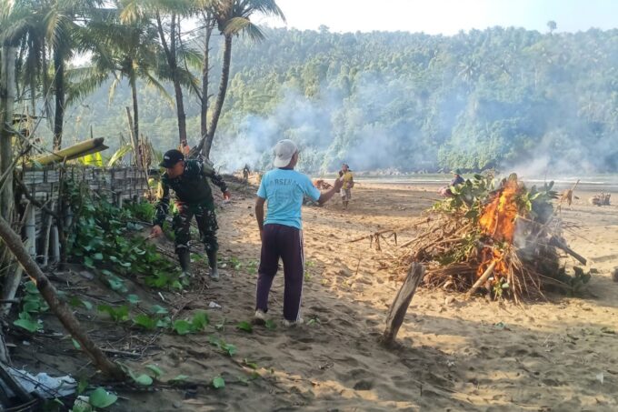 Aksi Babinsa dan Warga di Pantai Blado, Bukti Nyata TNI Hadir untuk Lingkungan