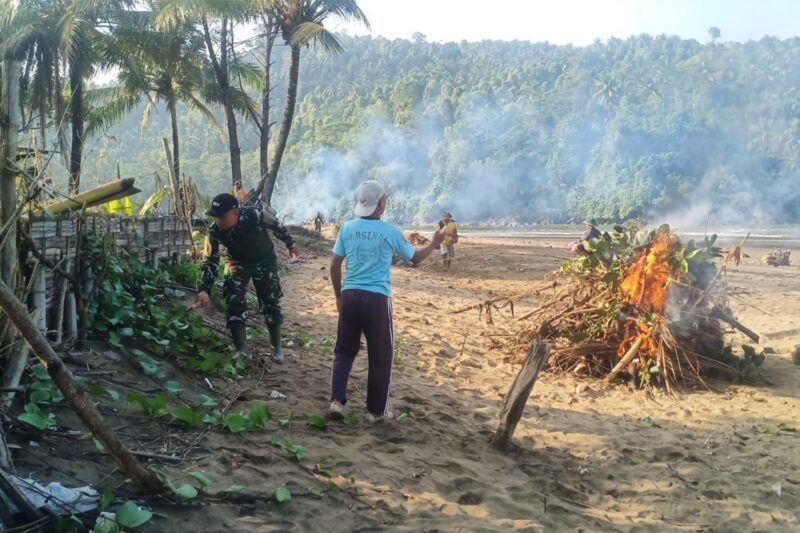 Aksi Babinsa dan Warga di Pantai Blado, Bukti Nyata TNI Hadir untuk Lingkungan