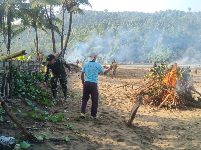 Aksi Babinsa dan Warga di Pantai Blado, Bukti Nyata TNI Hadir untuk Lingkungan