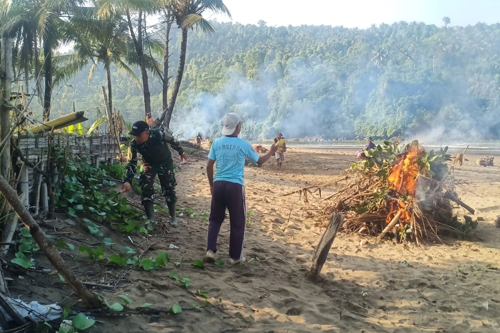 Aksi Babinsa dan Warga di Pantai Blado, Bukti Nyata TNI Hadir untuk Lingkungan