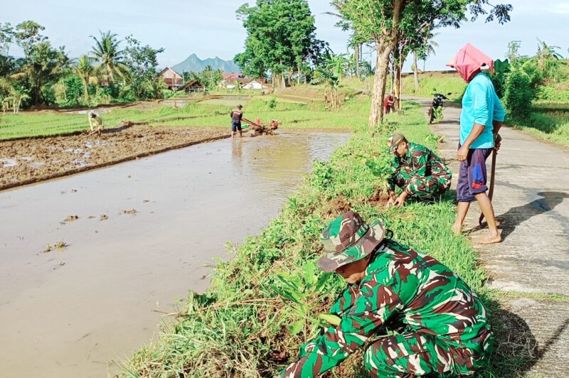 Anggota Kodim Ponorogo Bersama Masyarakat, Kerja Bakti Bersihkan Rumput  