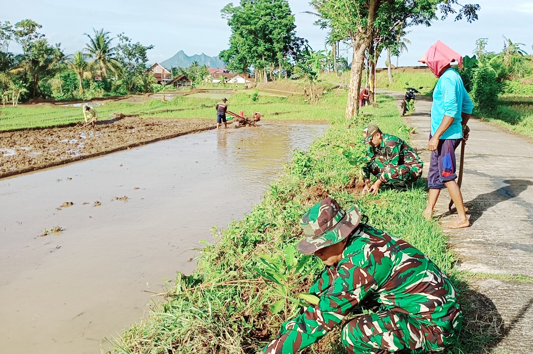 Anggota Kodim Ponorogo Bersama Masyarakat, Kerja Bakti Bersihkan Rumput  