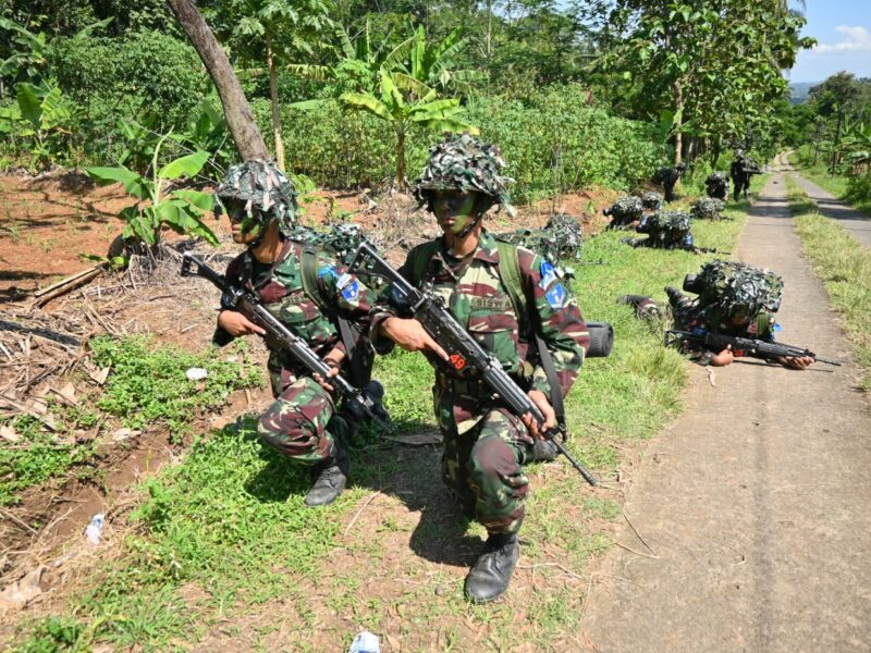Peduli Masyarakat Sekitar, Danwingdik 400/Matukjur Bagikan Bansos di Sela Latganda Prasis Semaba PK TNI AU