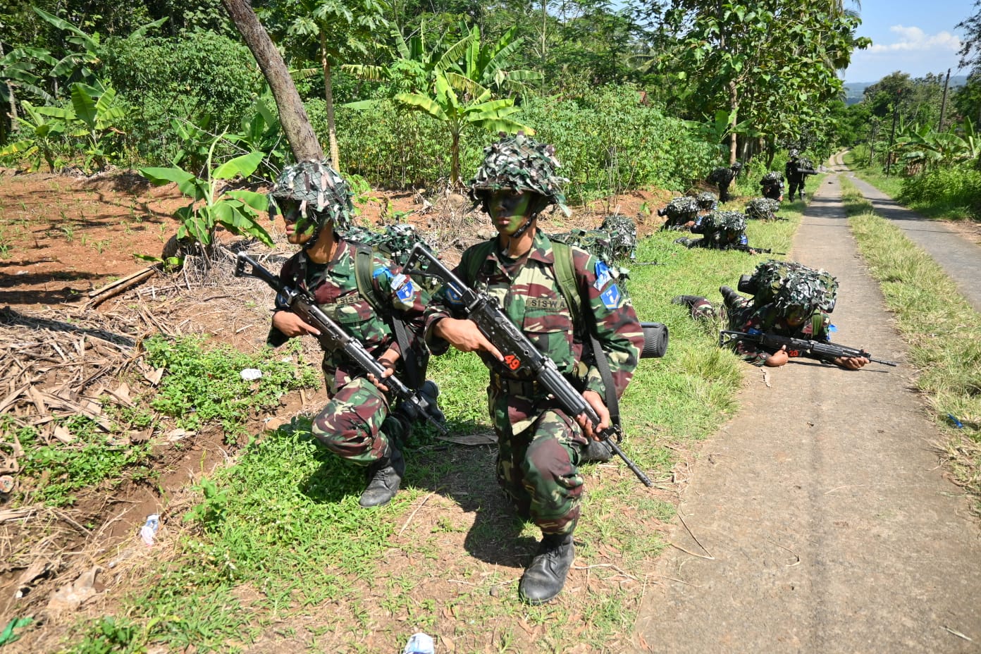 Peduli Masyarakat Sekitar, Danwingdik 400/Matukjur Bagikan Bansos di Sela Latganda Prasis Semaba PK TNI AU