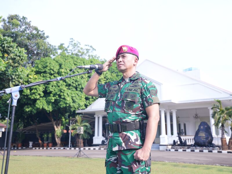 WAASRENA PANGKORMAR PIMPIN UPACARA PENAIKAN BENDERA, TEKANKAN DISIPLIN DAN PATRIOTISME