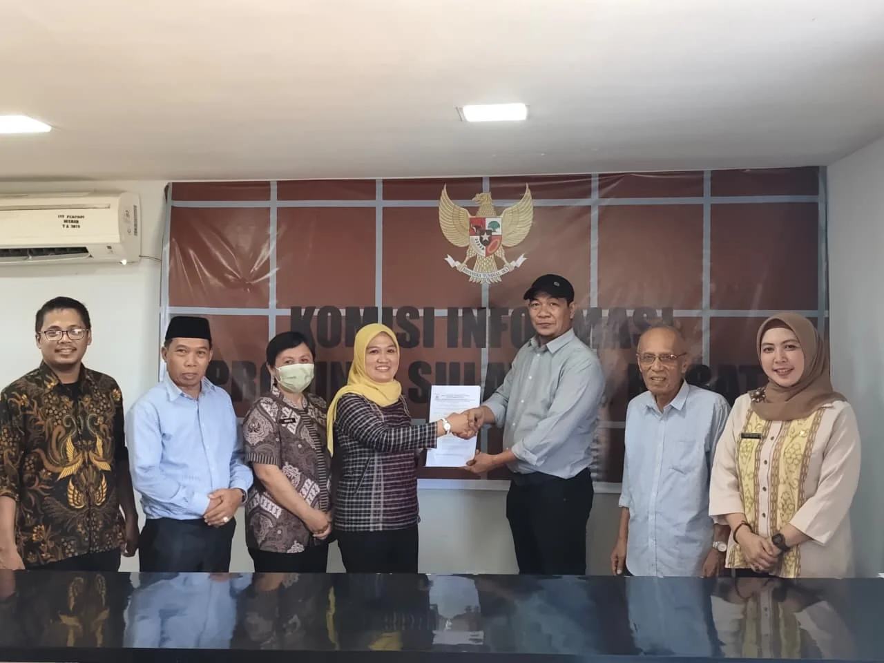 Perkuat Layanan Informasi, KominfoSS Sulbar Serahkan DIP Pemprov ke Komisi Informasi – Detiktoday.com