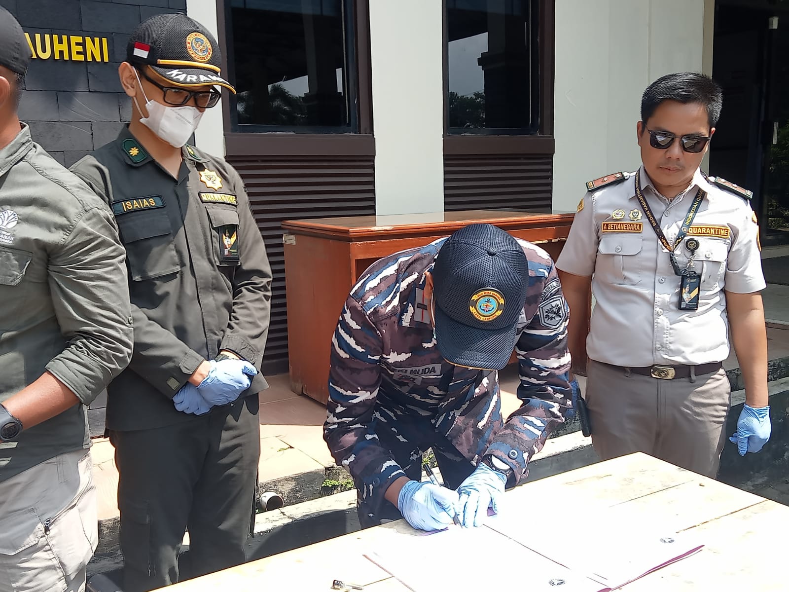 TNI AL GAGALKAN PENYELUNDUPAN 620 EKOR BURUNG ILEGAL DI BAKAUHENI