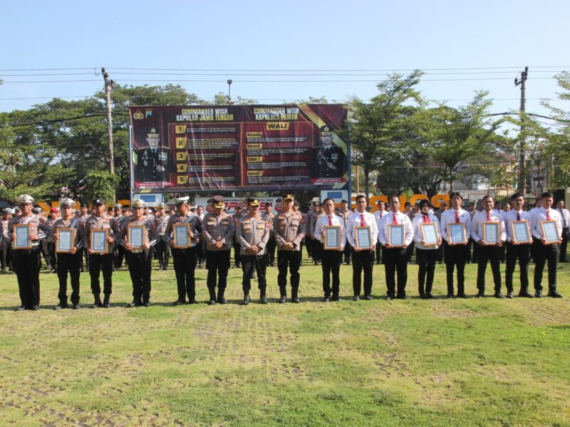 Personel Berprestasi Tugas Kepolisian Terima Penghargaan dari Kapolres Demak
