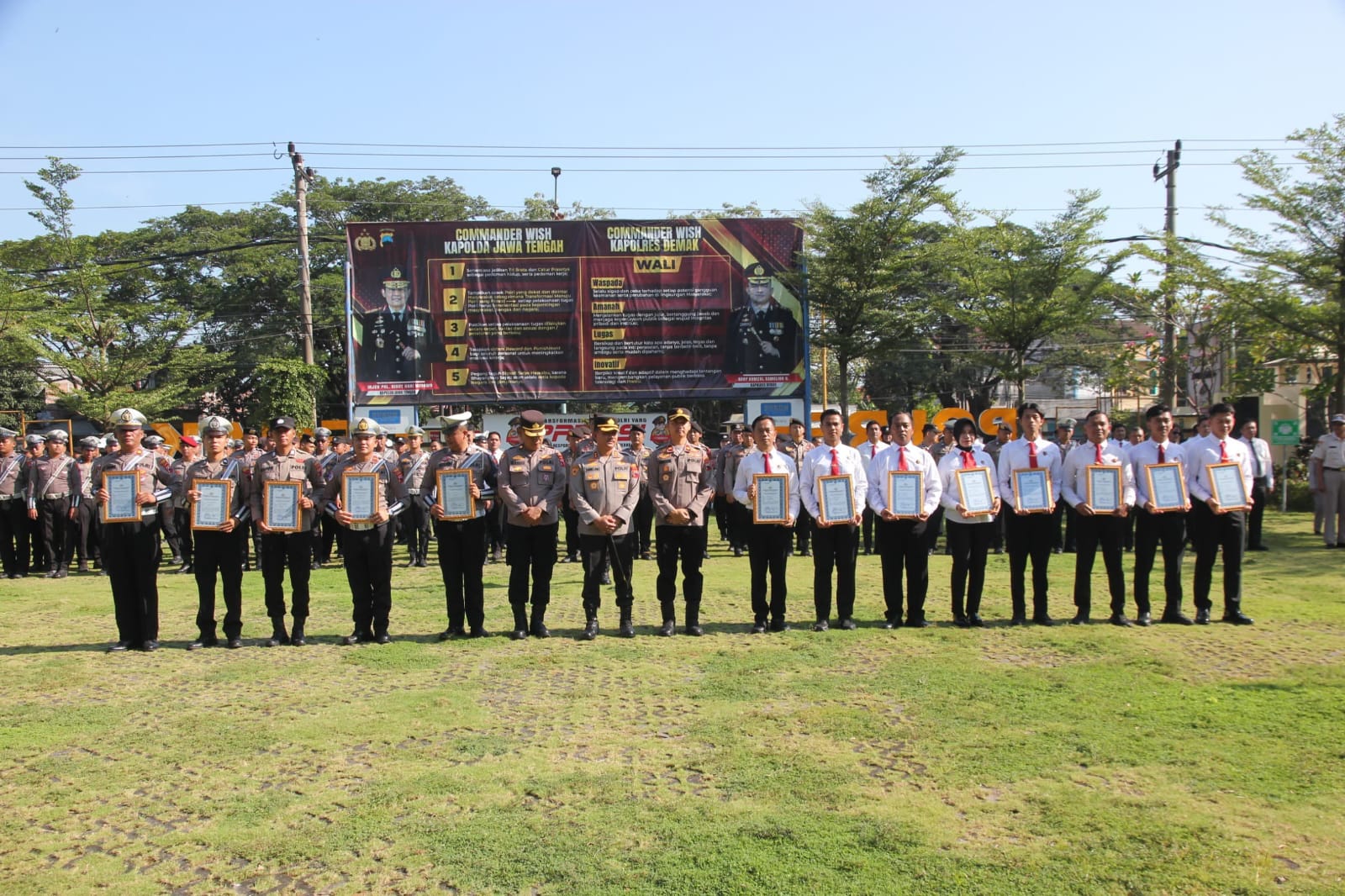 Personel Berprestasi Tugas Kepolisian Terima Penghargaan dari Kapolres Demak
