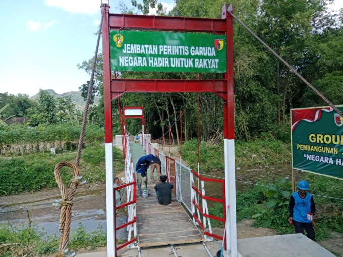 TNI dan Rakyat Gotong-Royong, Sukseskan Pembangunan Jembatan Perintis Garuda Tahap III di Ponorogo