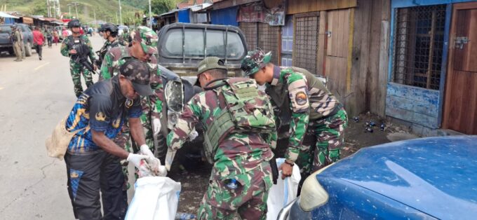 Sinergi Satgas Yon Parako 466 Pasgat, Pemkab dan Masyarakat Gelar Aksi Dogiyai Bersih