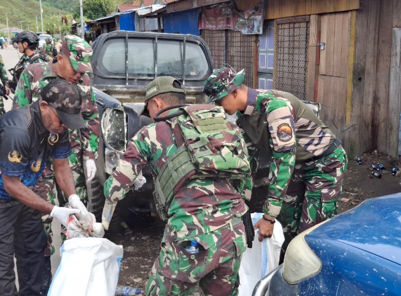 Sinergi Satgas Yon Parako 466 Pasgat, Pemkab dan Masyarakat Gelar Aksi Dogiyai Bersih