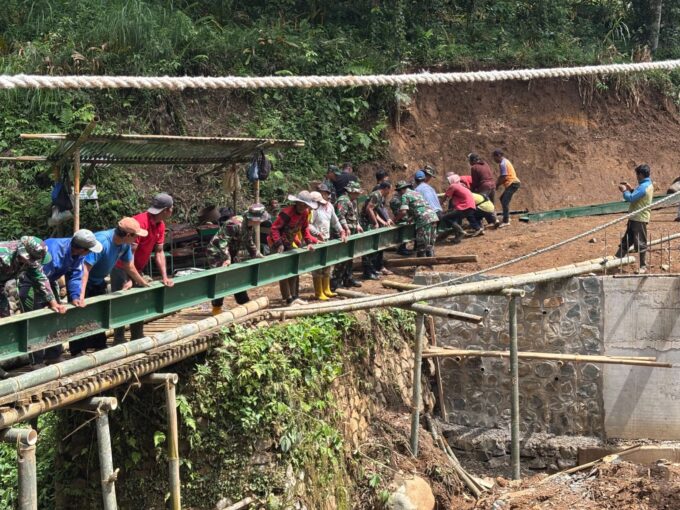 Kebersamaan TNI dan Warga, Warnai Pemasangan Girder WF Jembatan Garuda di Desa Samar